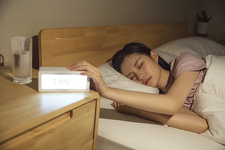 女性深夜睡眠图片