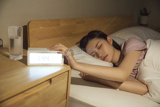 女性深夜睡眠图片