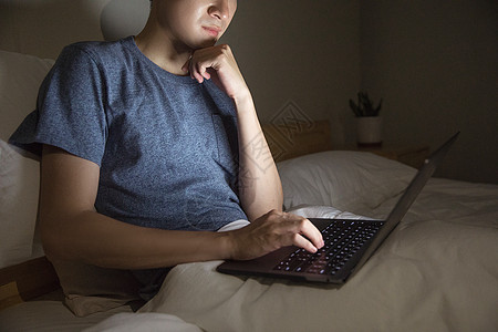 夜晚 工作男性通宵玩电脑背景