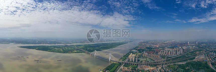 长江上的天兴洲岛全景长片图片