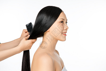 女性护发梳头图片