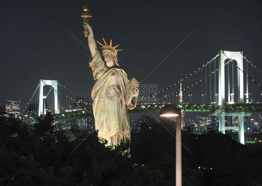 东京地标自由女神雕像和彩虹桥夜景高清图片下载 正版图片 摄图网