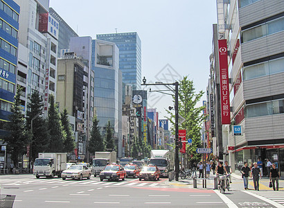 路口行人东京街景背景