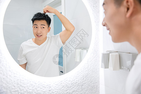 男性洗手间照镜子图片