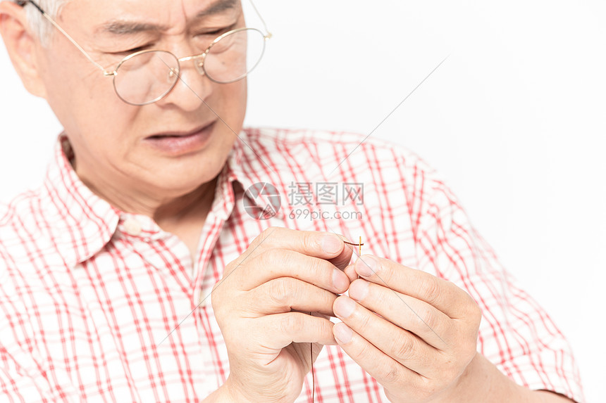 老爷爷穿针