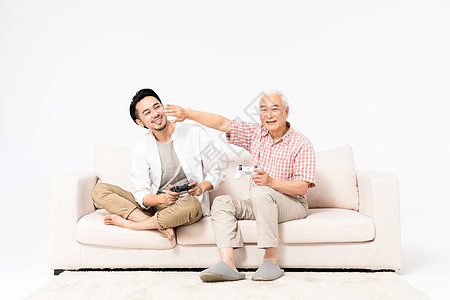 男性青年陪父亲打游戏图片