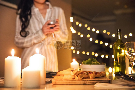 女性布置烛光晚餐图片