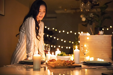 女性布置烛光晚餐高清图片