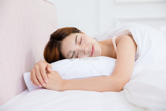 美女居家睡眠图片