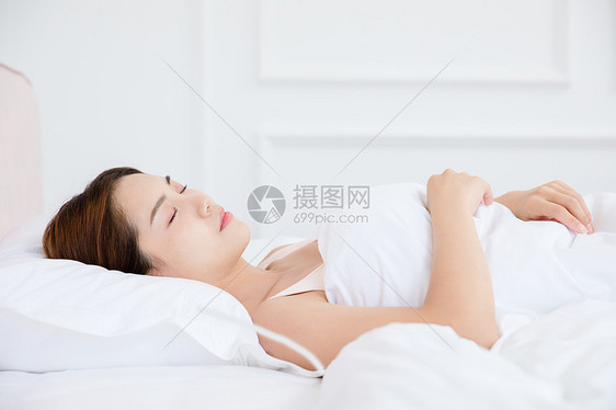 美女居家睡眠图片