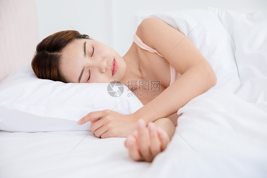 美女居家睡眠图片