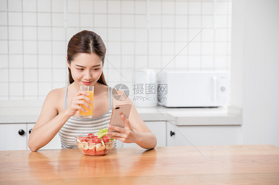 美女居家早餐看手机图片