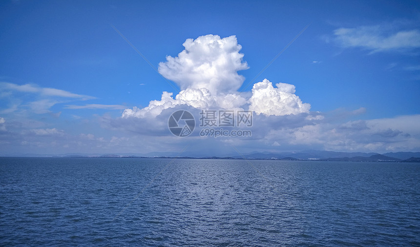 大理洱海海边云彩蓝天白云图片