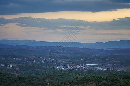 云南高原地区傍晚日落时的村庄图片
