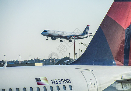 一架正在美国机场降落的飞机图片