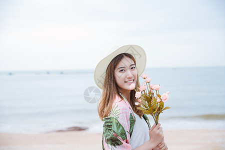 粉红色沙滩夏日海边清新美女背景