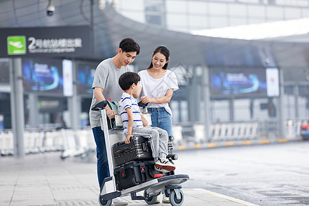 一家旅行一家三口机场外打车背景