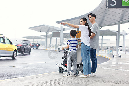 家庭旅游一家三口机场外打车背景