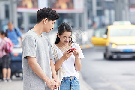 重庆市地图情侣在机场外看手机地图背景