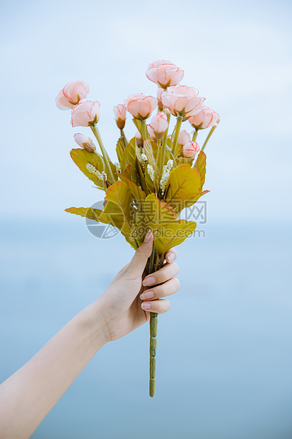 女性手拿花特写