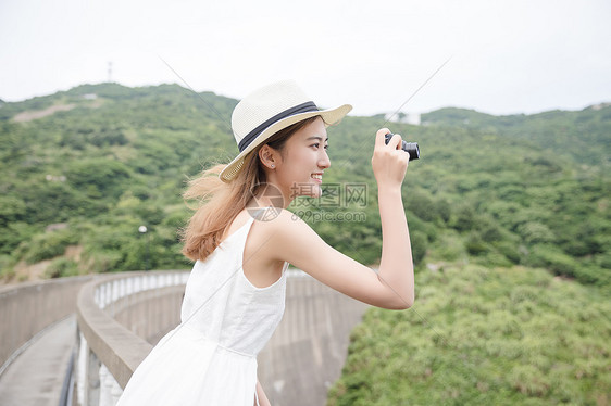 清新美女海岛拍照图片