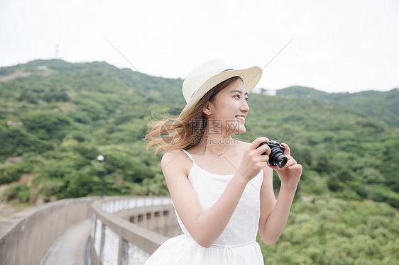 清新美女海岛拍照图片