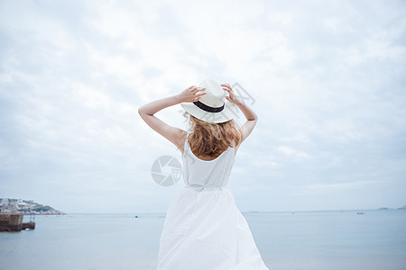 夏日海边清新美女背影图片