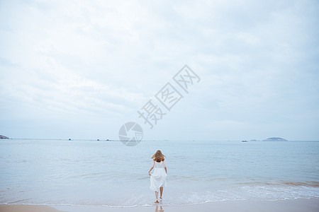 旅行背影夏日海边清新美女背影背景