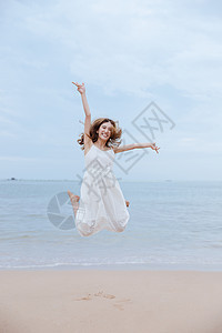 夏日海边清新美女跳跃背景图片