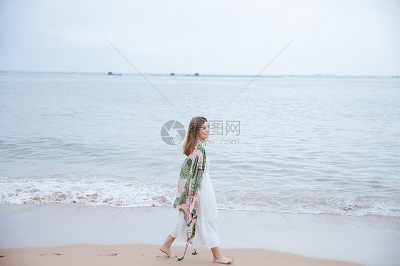 夏日海边清新美女图片