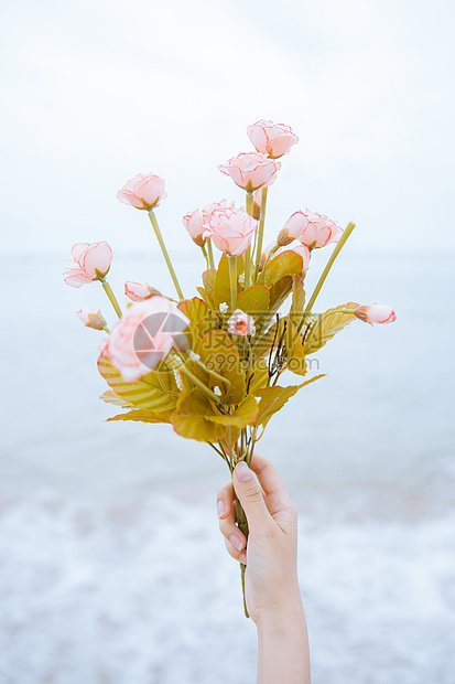 女性手拿花特写图片