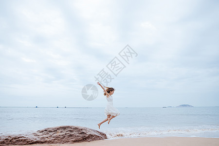 夏日海边清新美女跳跃图片