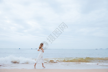 唯美跑步夏日海边清新美女奔跑背景