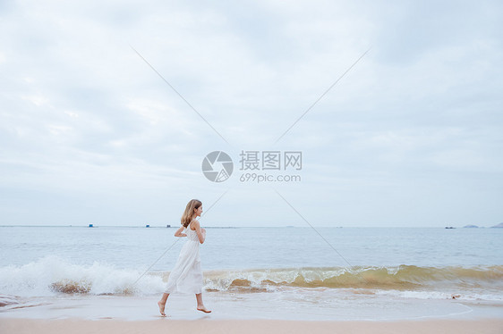 夏日海边清新美女奔跑图片