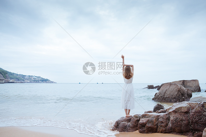 夏日海边清新美女背影图片