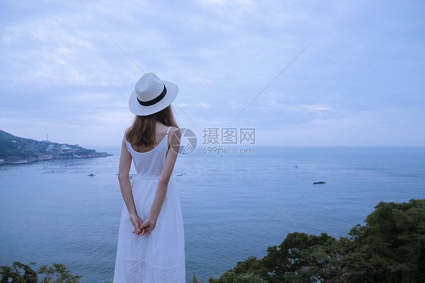 夏日海边清新美女背影图片