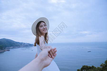 牵手回头夏日海边清新美女背景