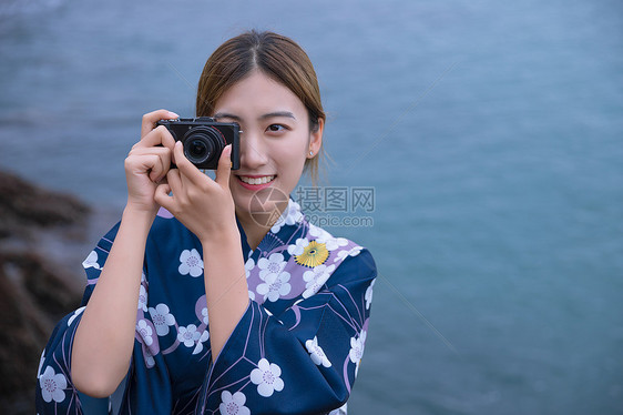 海边和服美女拍照图片