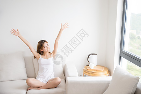 年轻女性沙发休息图片