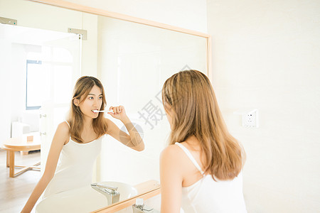年轻女性刷牙图片