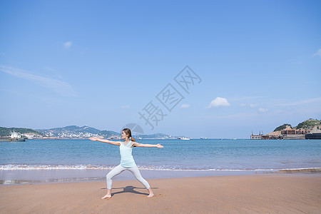 海边夏日美女瑜伽图片