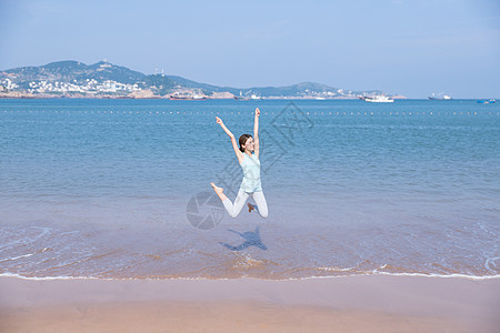 海边美女沙滩跳跃图片