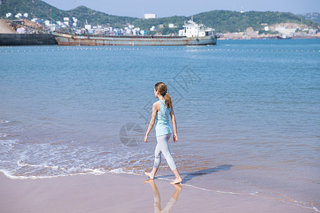 夏日海边美女沙滩走路背景