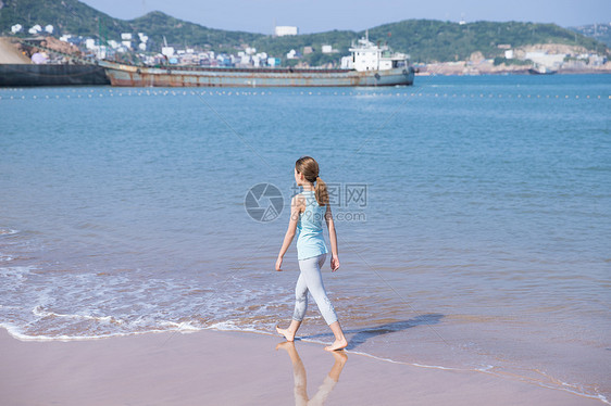 夏日海边美女沙滩走路图片