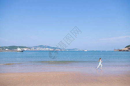 夏日海边美女跑步图片