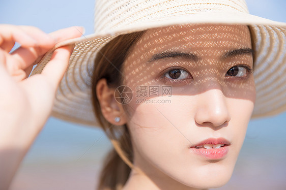 夏日海边阳光美女图片