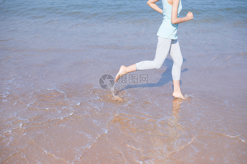 夏日海边美女跑步特写图片