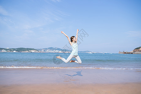 沙滩跳跃女孩海边美女沙滩跳跃背景