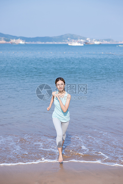 夏日海边美女跑步图片