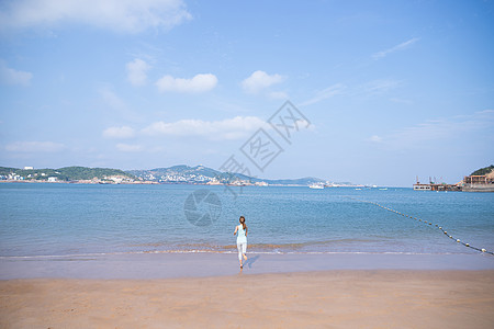 夏日海边美女跑步图片